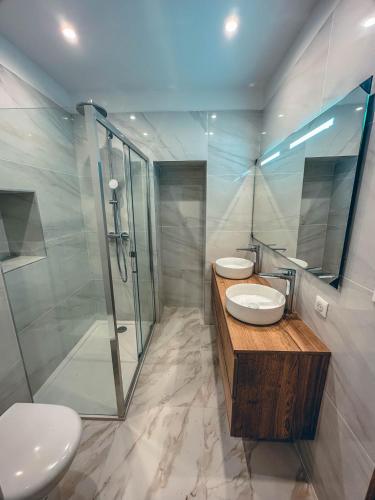 une salle de bain avec deux lavabos et une douche dans l'établissement Liviamariasanta, à Ajaccio