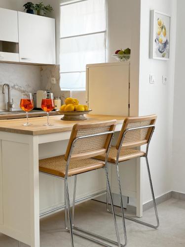 a kitchen with a table with two glasses of wine at Casa Faria in Stari Grad