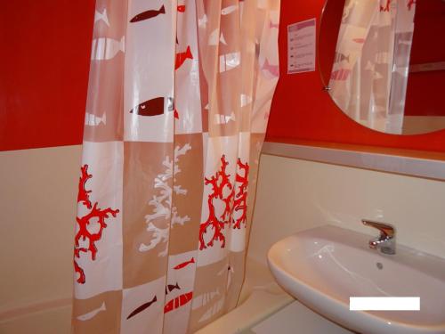 une salle de bain avec un lavabo et un rideau de douche dans l'établissement Appartement 7 pers. avec balcon skis aux pieds, proche commerces et télésièges - Arc 1800 - FR-1-411-240, à Arc 1800