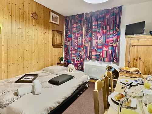 - une chambre avec un lit, une table, une table et des chaises dans l'établissement Studio 4 pers. à Tignes au pied des pistes, balcon et animaux acceptés - FR-1-411-391, à Tignes