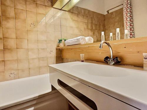 une salle de bain avec un lavabo, une baignoire et un miroir dans l'établissement Studio 4 pers. à Tignes au pied des pistes, balcon et animaux acceptés - FR-1-411-391, à Tignes