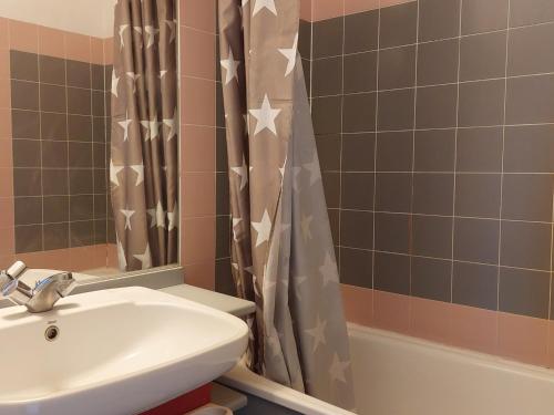 Ένα μπάνιο στο Appartement 2 pièces, 5 pers, balcon, proche télécabine, animaux acceptés - FR-1-411-231