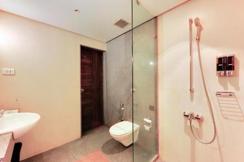 Un baño de Hotel Sankam Residency