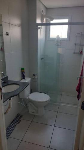 a bathroom with a toilet and a shower and a sink at Ap aconchegante em Sao Roque in São Roque
