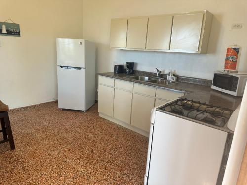 una cucina con un frigorifero bianco e un lavandino di Pema's Treasure a Jobos