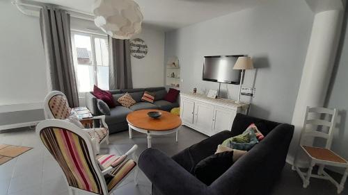 un salon avec un canapé et une table dans l'établissement Home Sweet Home, au Mans