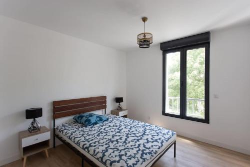 a bedroom with a bed and a window at Superbe maison proche de Paris! in Sceaux