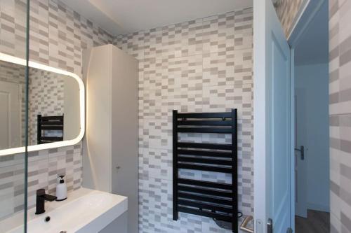 a bathroom with a sink and a mirror at Superbe maison proche de Paris! in Sceaux