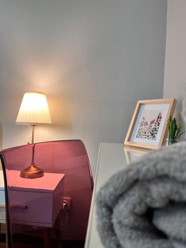 Apartment Metro Słodowiec Free Parkingにあるベッド