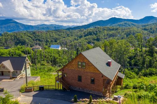 Una vista aérea de una casa con montañas al fondo. en A Plus Amazing Views by Eden Crest, en Gatlinburg
