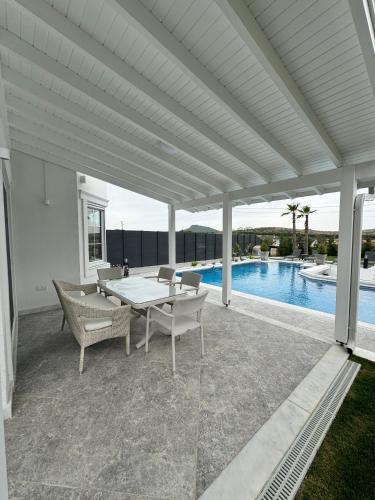 Kolam renang di atau dekat dengan Sunken seated fire pit villa!