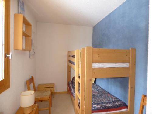 une chambre avec deux lits superposés dans une pièce dans l'établissement Appartement 3 pièces à Méribel Altiport - Pied des pistes, animaux admis, parking disponible - FR-1-411-841, à Les Allues