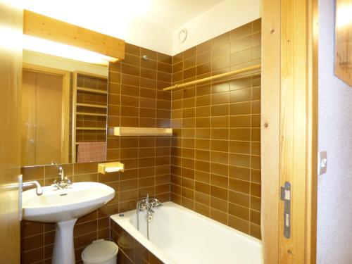 une salle de bain avec un lavabo et une baignoire dans l'établissement Appartement 3 pièces à Méribel Altiport - Pied des pistes, animaux admis, parking disponible - FR-1-411-841, à Les Allues