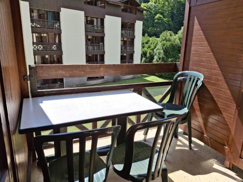 une table et des chaises sur un balcon avec vue dans l'établissement Studio confortable avec balcon à Brides-les-Bains, pour 4 pers, proche thermes et centre-village - FR-1-512-271, à Brides-les-Bains