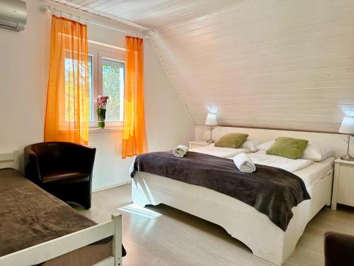 Postel nebo postele na pokoji v ubytování Szent Orbán Panzió - Kutyabarát apartmanok