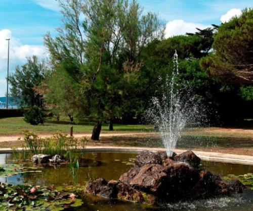 une fontaine dans un étang dans un parc dans l'établissement Beautiful apartment in the center of town, à Sainte-Maxime