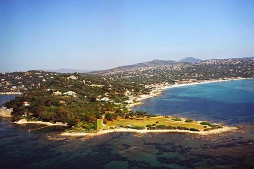 une île au milieu d'une masse d'eau dans l'établissement Beautiful apartment in the center of town, à Sainte-Maxime