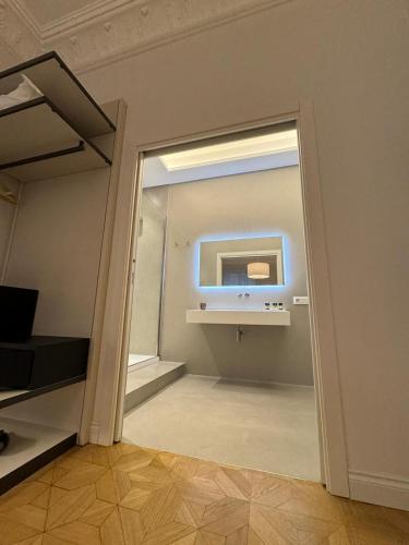 an empty room with a sink and a mirror at Delle Nazioni Milan Hotel in Milan