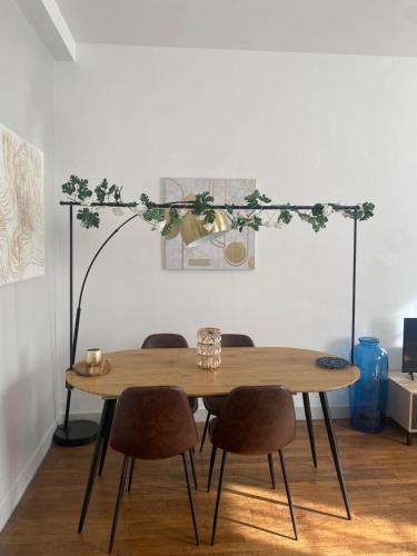 une table à manger avec des chaises et un arbre dans l'établissement Nice Apartment In Downtown And Near The Beach, à Saint-Malo