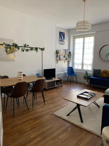 un salon avec une table et une salle à manger dans l'établissement Nice Apartment In Downtown And Near The Beach, à Saint-Malo