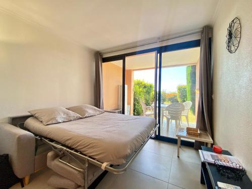 - une chambre avec un lit et une porte donnant sur une terrasse dans l'établissement Le Chagall By SCLS Locations, à Cannes