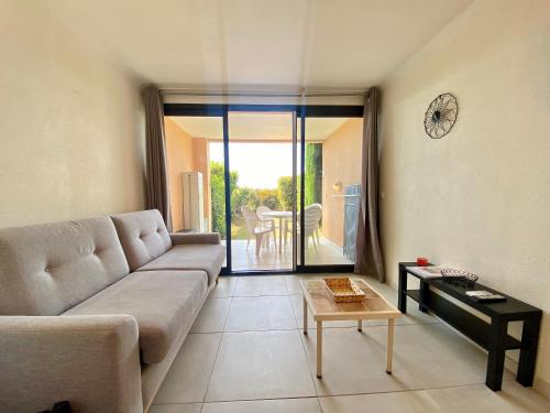 un salon avec un canapé et une table dans l'établissement Le Chagall By SCLS Locations, à Cannes