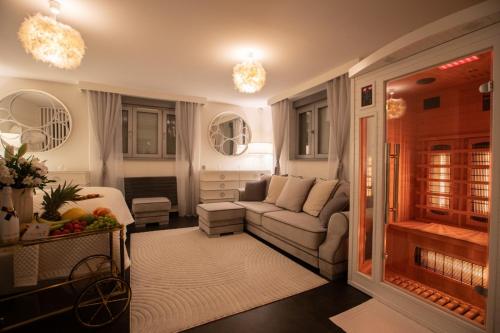 a living room with a couch and a table at Diamond Prywatny Basen & Sauna Apartament Poznań in Poznań