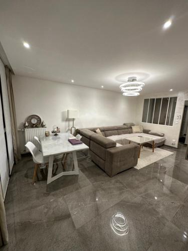 un salon avec un canapé et une table dans l'établissement Grand paris JO24 Expo Park ,CDG , Bourget, Disney,Astérix, à Villepinte