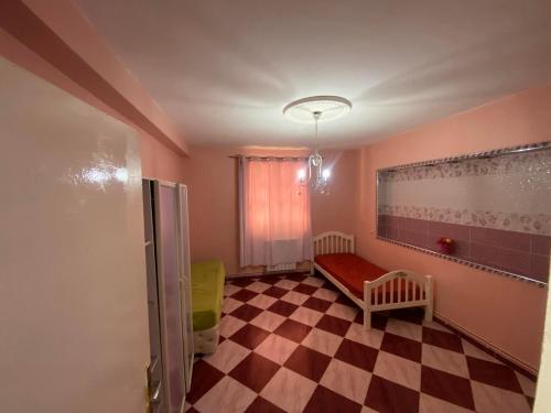 a room with a bed and a checkered floor at Été in Boumerdes