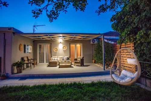 Un patio o zona al aire libre en Eftychia's Home