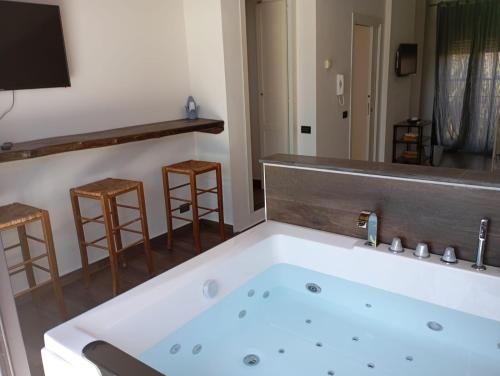 A television and/or entertainment centre at B&B Villa Lidia