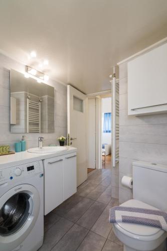 Spacious Apt Next to Marina Flisvo