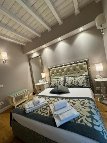 ein Schlafzimmer mit einem großen Bett mit Handtüchern darauf in der Unterkunft Delle Nazioni Milan Hotel in Mailand