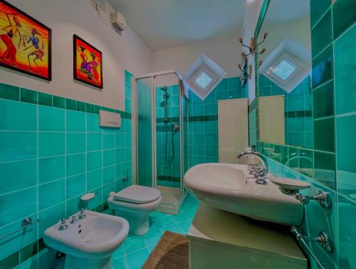 a bathroom with a sink and a toilet at Tra Onde & Vicoli - Parcheggio PRIVATO in Porto Recanati