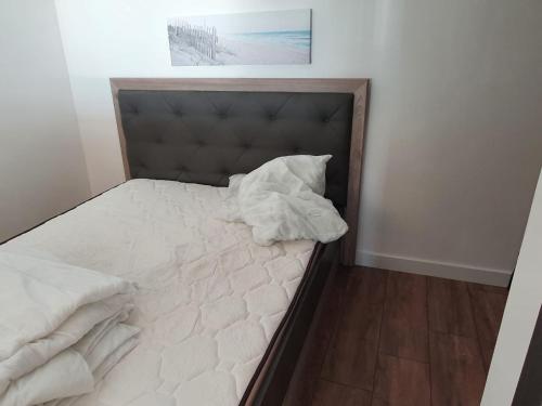 - un lit avec un oreiller dans l'établissement Terrasse sur Mer KATIKIAS, à Bandol