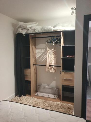 - une chambre avec des lits superposés et des étagères en bois dans l'établissement Terrasse sur Mer KATIKIAS, à Bandol