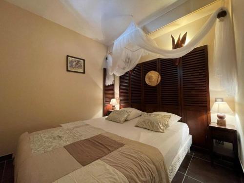 une chambre avec un lit blanc avec une fenêtre dans l'établissement Villa COLONIALE - Villa Port Nature 116 - Luxe - 4 personnes, au Cap d'Agde