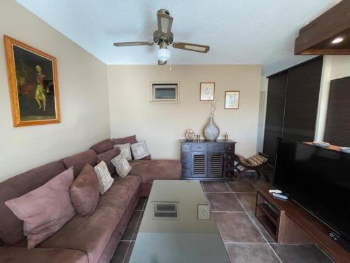 un salon avec un canapé et une télévision à écran plat dans l'établissement Villa COLONIALE - Villa Port Nature 116 - Luxe - 4 personnes, au Cap d'Agde