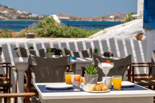 - Mesa con desayuno de zumo de naranja y cruasanes en Naoussa Hotel Paros by Booking Kottas en Náousa