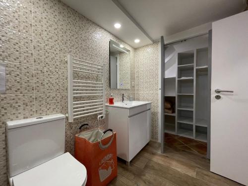 ein Badezimmer mit Toilette und Waschbecken in der Unterkunft Casa Pereira in Balança