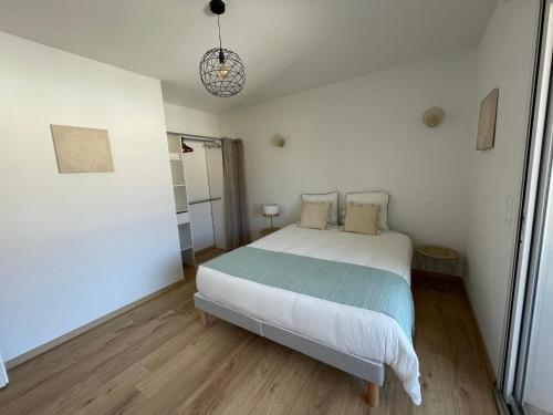 Postel nebo postele na pokoji v ubytování T2 neuf port de Bonifacio avec parking privé