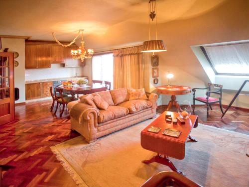 אזור ישיבה ב-5 bedrooms apartement at Malpica 10 m away from the beach with sea view furnished terrace and wifi