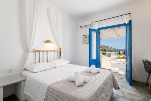 Postel nebo postele na pokoji v ubytování Naoussa Hotel Paros by Booking Kottas