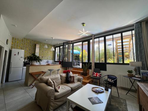 un salon avec un canapé et une table dans l'établissement Comme à la Maison - Terrasse, à Douarnenez