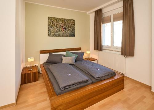 een slaapkamer met een bed en een raam bij Landküche - Ferienwohnung in Daun