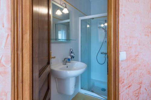une salle de bain avec un lavabo et une douche dans l'établissement Les Sylphides - Maison avec piscine, à Montélimar