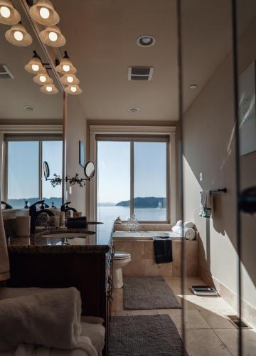Posezení v ubytování Stunning House with Views of Puget Sound! Ideal for Family Reunions