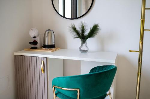 een groene stoel in een kamer met een spiegel bij Villa AnnaMartina in Casal Velino