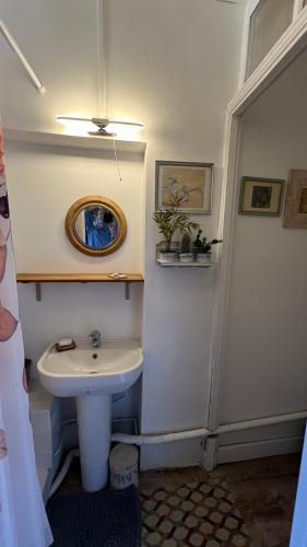 une salle de bain avec un lavabo et un miroir dans l'établissement Le Logis des Ais, à La Charité-sur-Loire