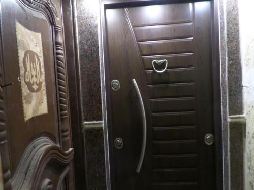 a pair of wooden doors with a heart on them at برج بيلو بيتش in Alexandria